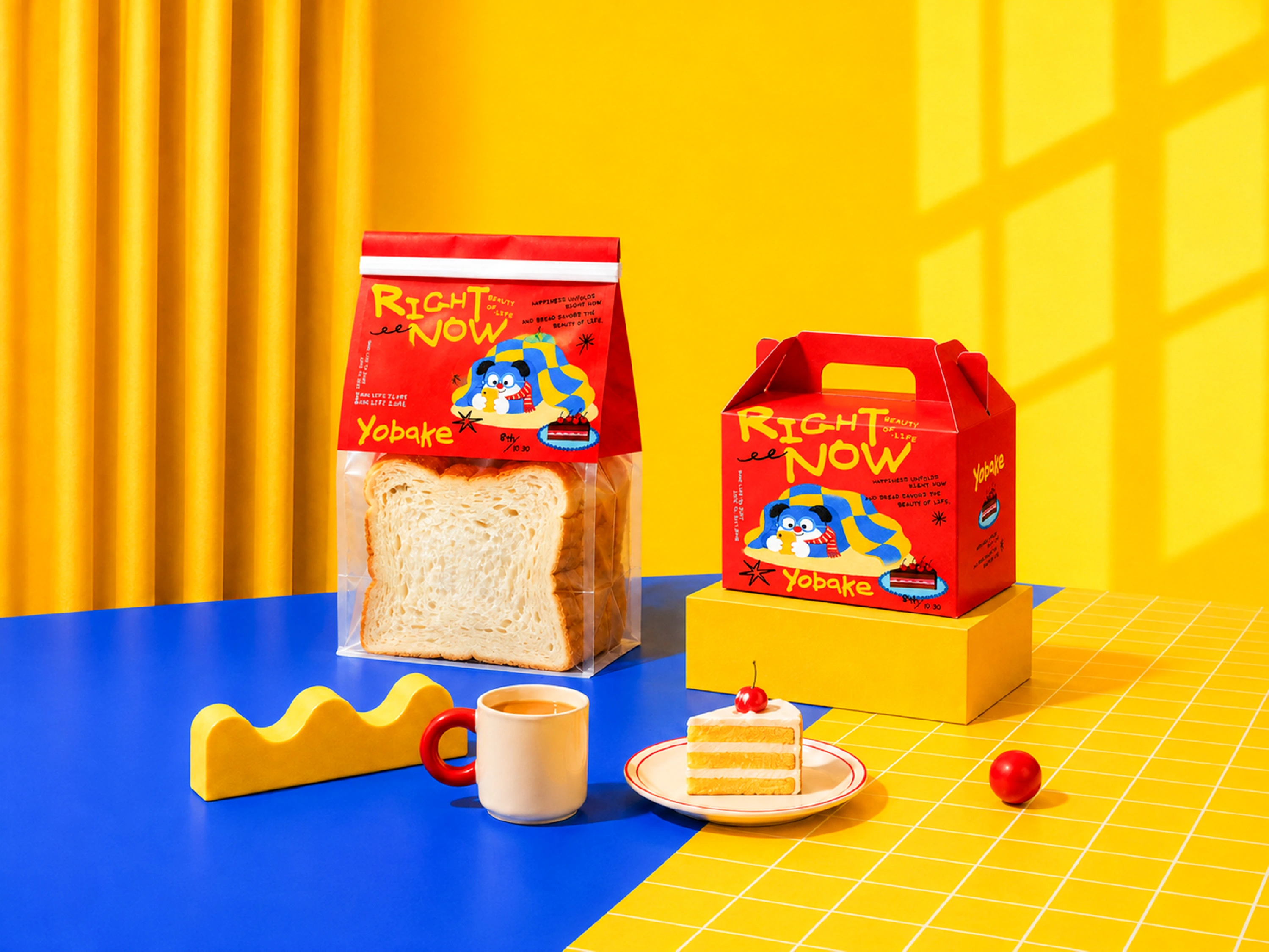 面包袋、红色纸盒、饮品杯与蛋糕综合场景
